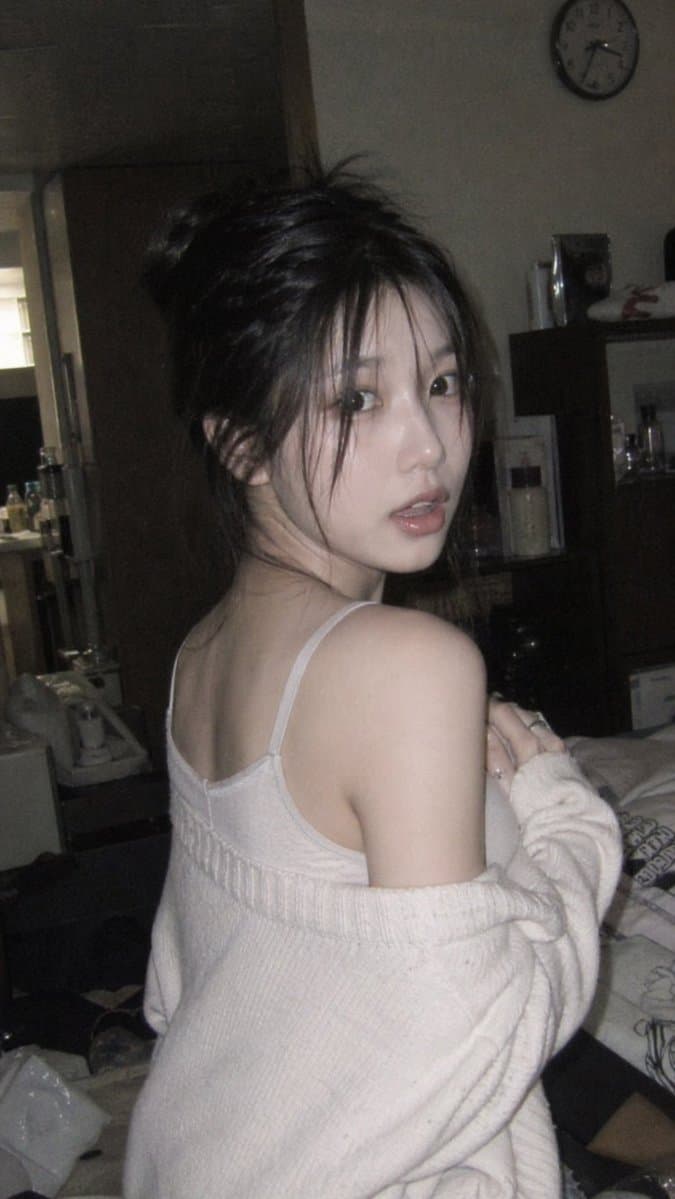 Korean Idol Aesthetic: Candid Bedroom Portrait — Sora 2 Prompt
