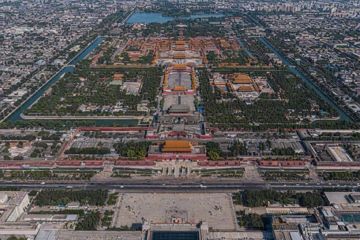 Beijing Axis: Tiananmen to Forbidden City — Sora 2 Prompt