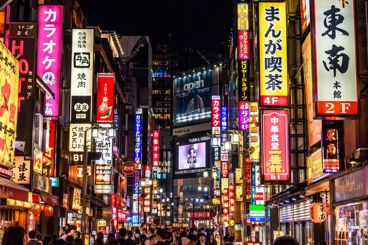 Neon Tokyo Street Scene — Photorealistic Night Prompt